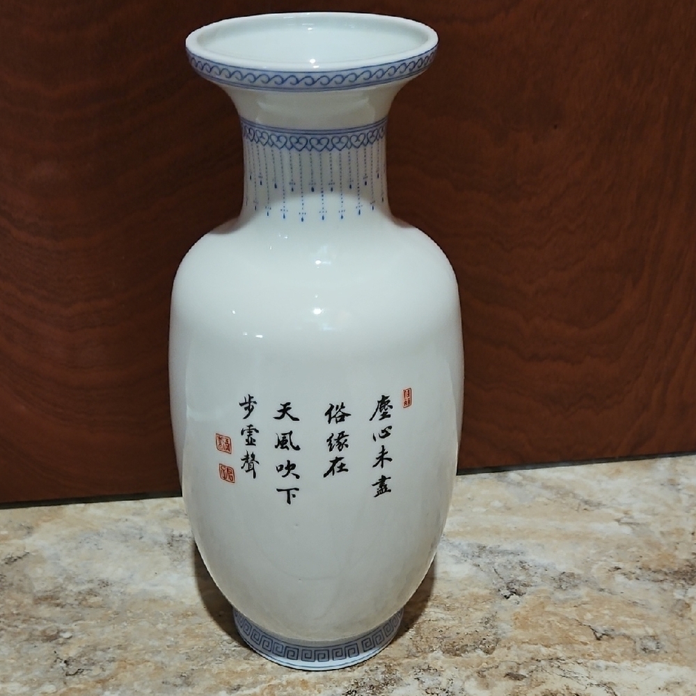 Elegant Ceramic Vase with Asian Motif - Picture 5 of 7